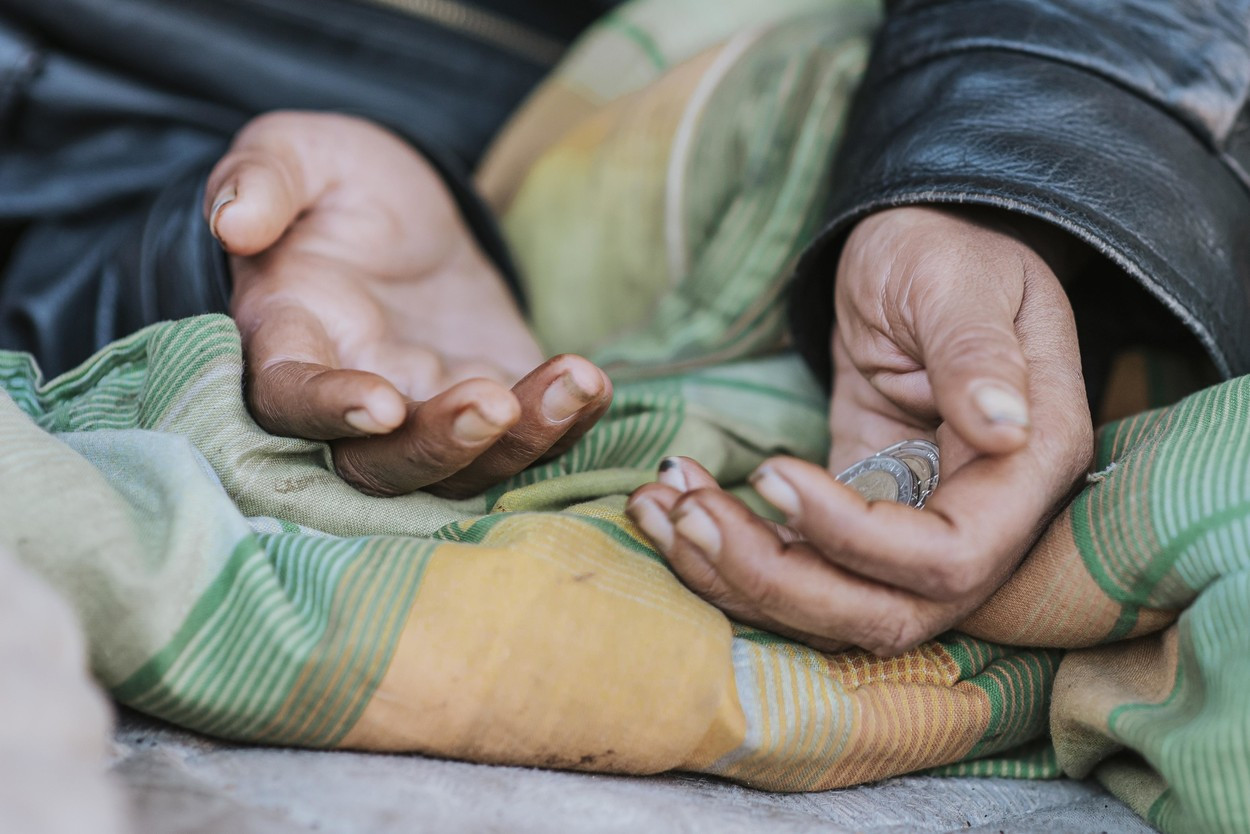 Doi tineri cu retard mintal, sclavi la o familie din Argeș. Locuiau în mașină și făceau zilnic câteva sute de lei din cerșit