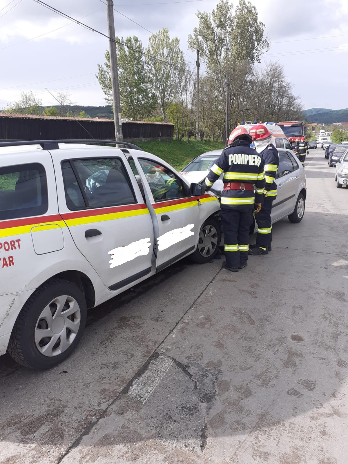 Accident grav în Vâlcea, între o ambulanță care transporta trei pacienți și o mașină în care se afla o femeie gravidă | FOTO