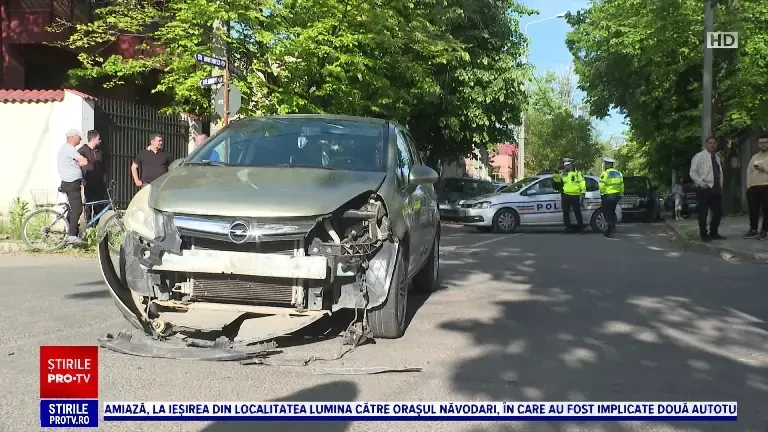 O șoferiță nu a oprit la STOP și a provocat un accident înfiorător, în Galați. A murit un pasager dintr-un taxi