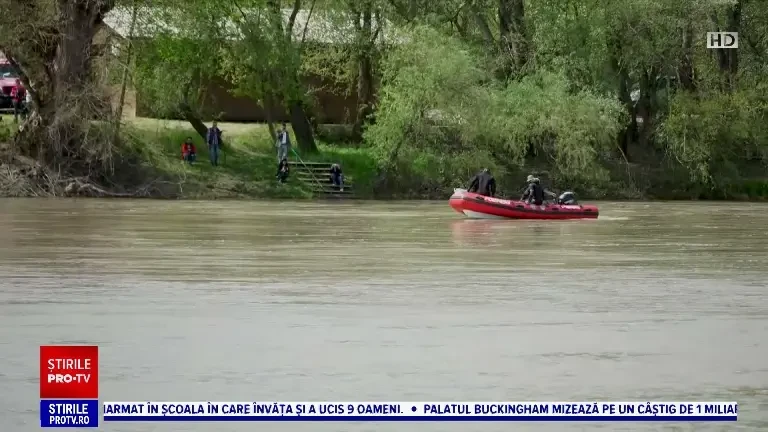 „Nu și-au luat măsuri de precauție”. Val de indignare în Semlac, după ce o barcă s-a răsturnat în râul Mureș