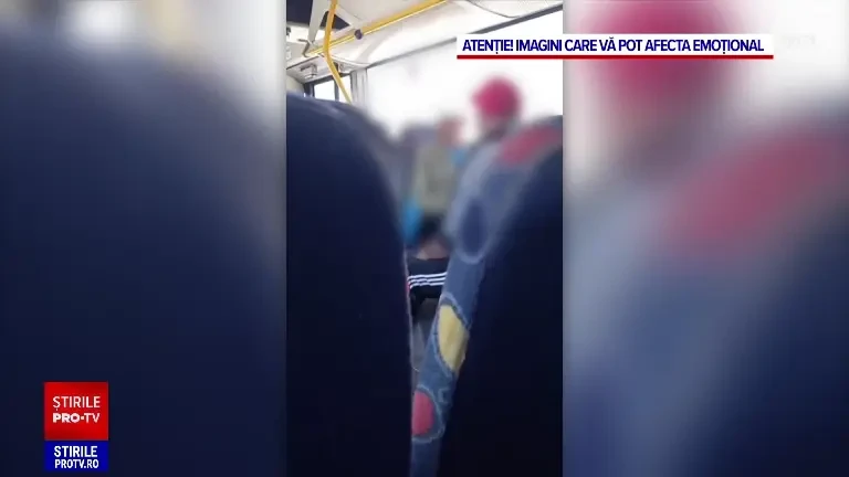 „Nu mai da, te rog din suflet”. Momentul în care un bătrân este lovit și insultat de un individ într-un autobuz din Bistrița