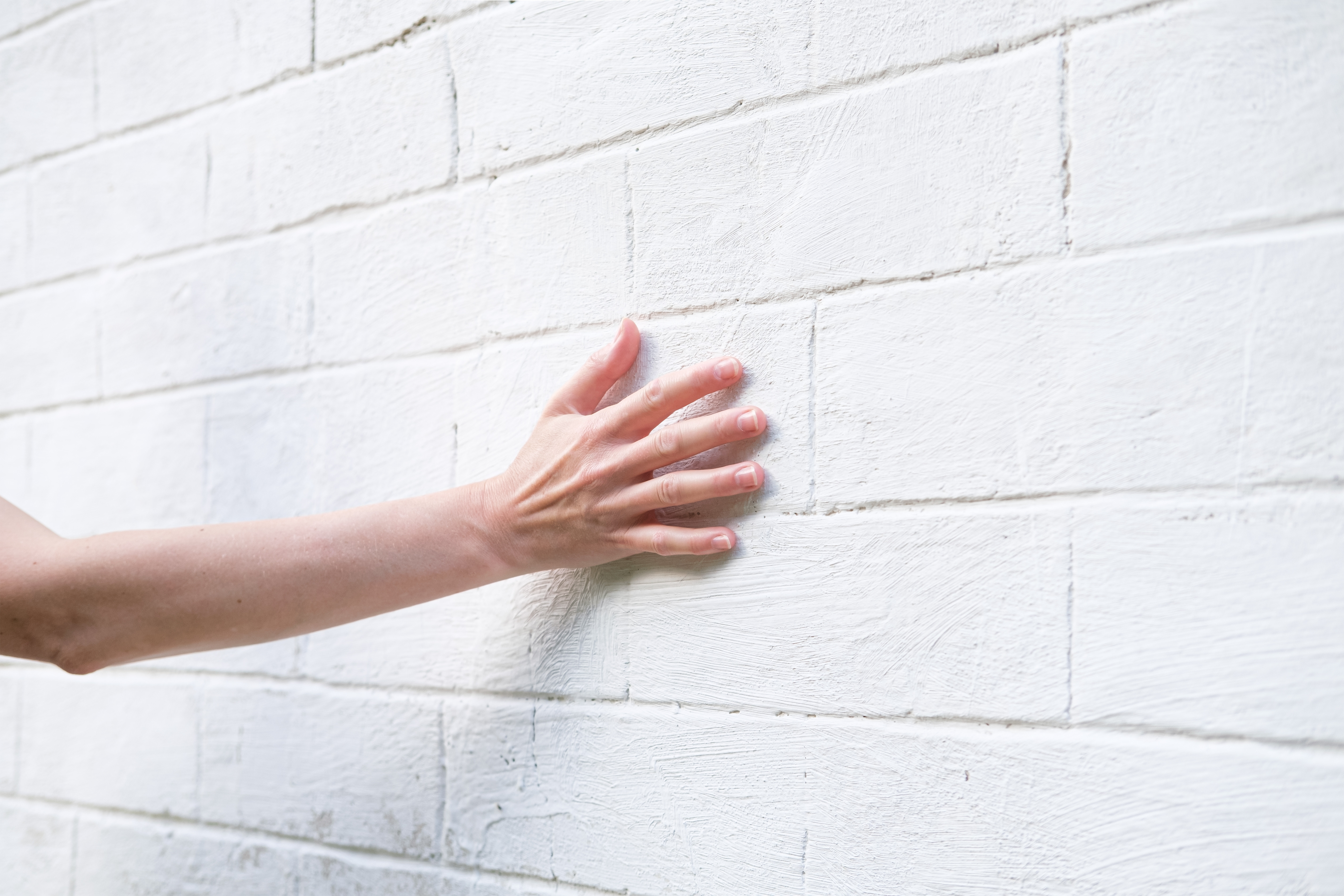 O femeie a realizat că pereții din noua casă sunt "calzi", apoi a avut parte de șocul vieții. Este îngrozitor ce a descoperit