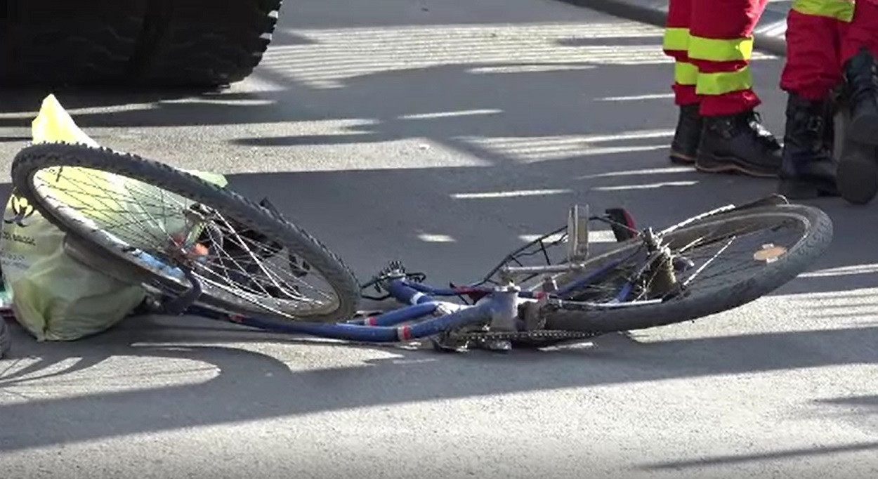 Accident mortal în Sebeș. Un biciclist a decedat după ce a fost călcat de un camion, în timp ce încerca să travesteze strada
