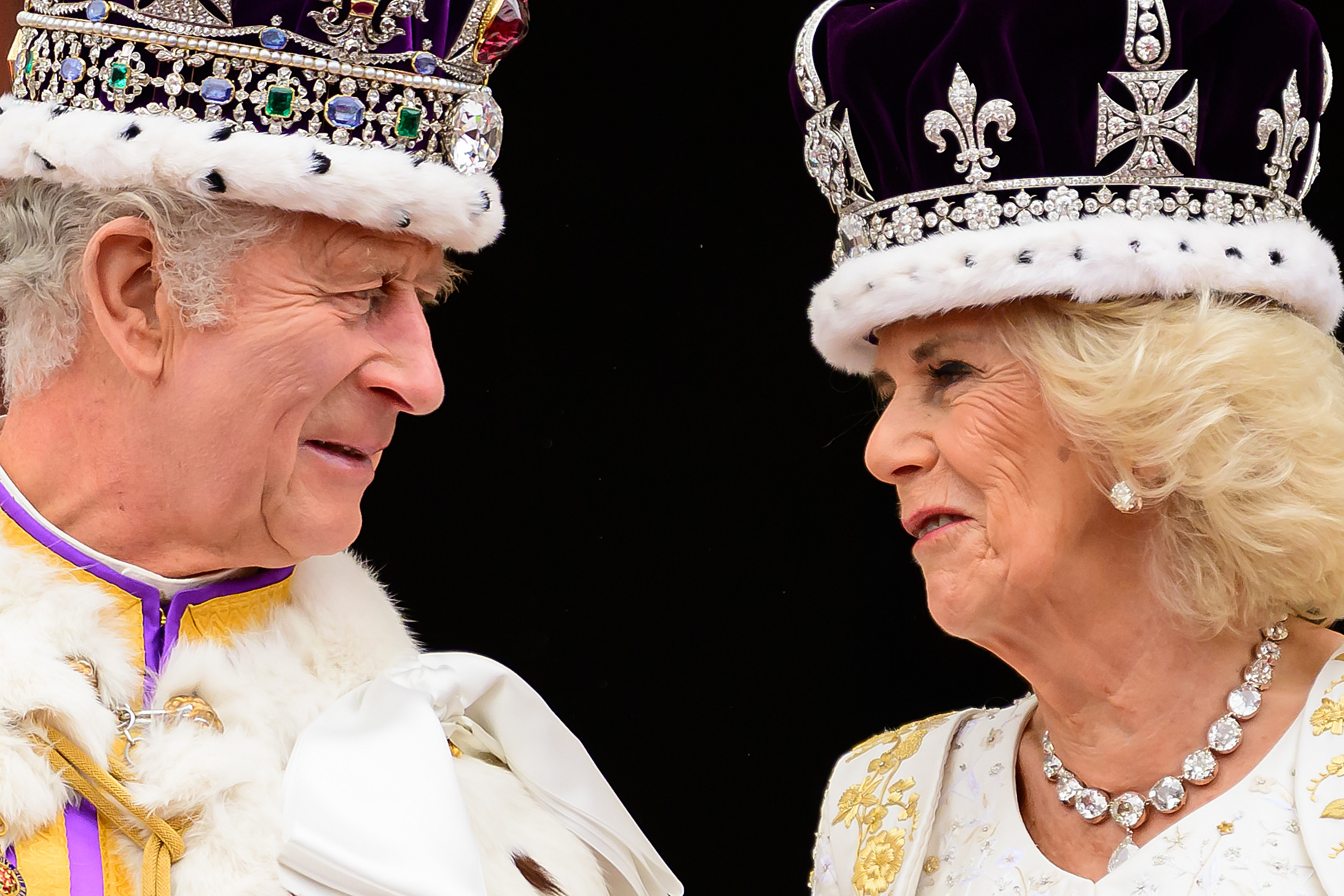 Retrospectiva primului an de domnie al regelui Charles al III-lea. „Este marcat de ascensiunea reginei Camilla”