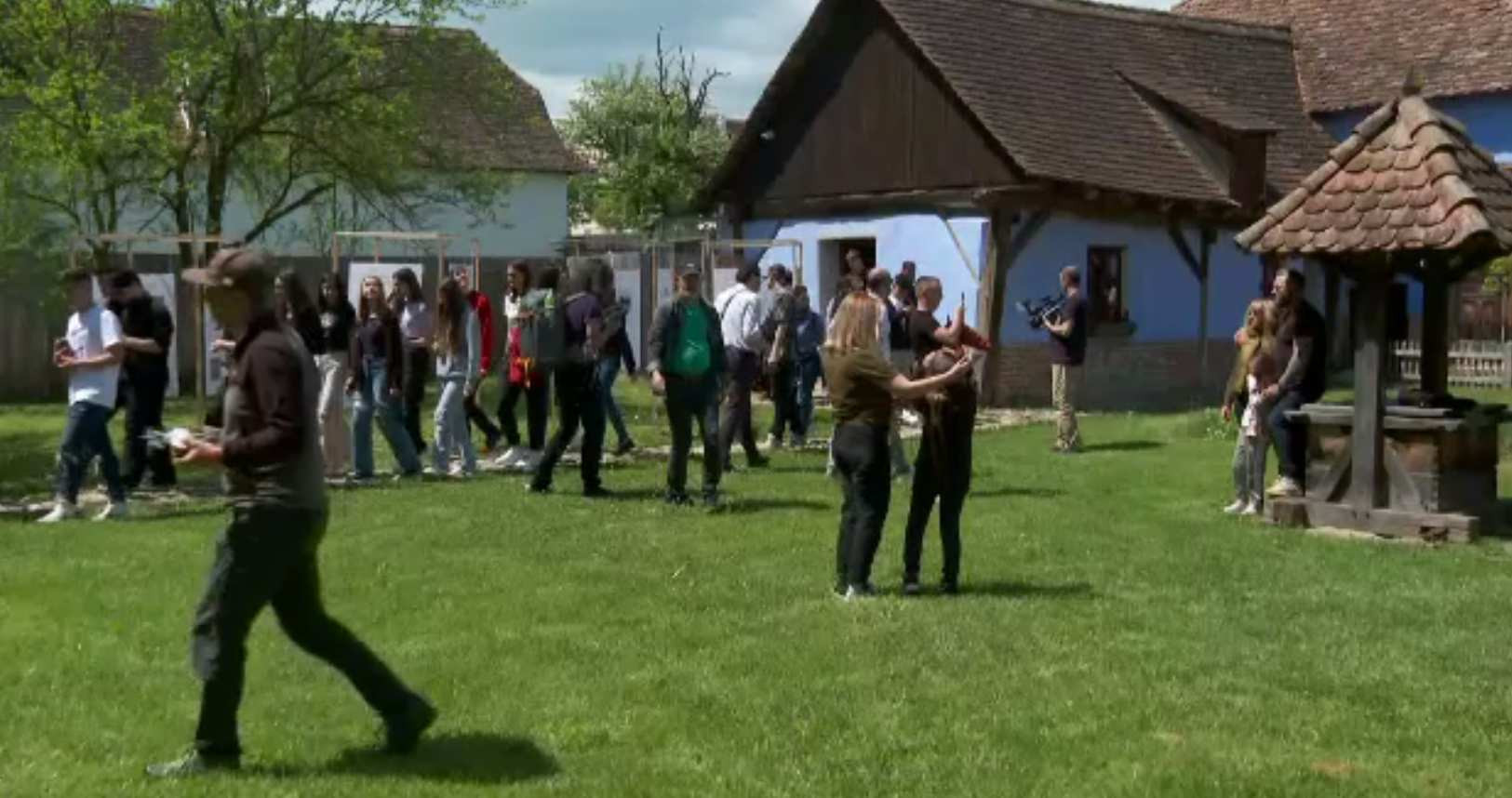 Cum s-a văzut încoronarea Regelui Charles al III-le la Viscri, satul său de suflet din Transilvania. Vizitatorii cu sutele