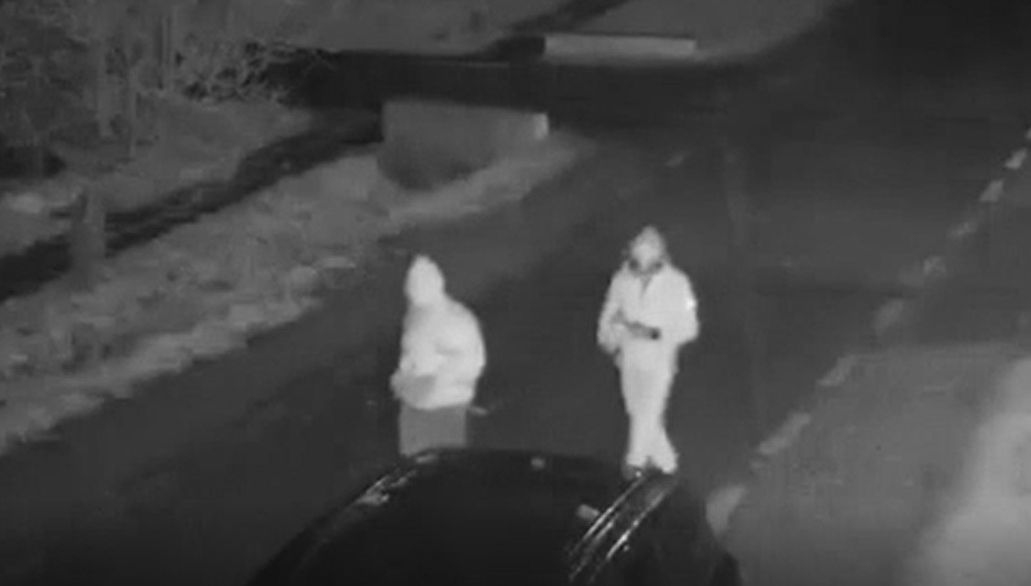 Au incendiat o mașină, apoi au rupt-o la fugă. Indivizii au fost prinși după patru luni