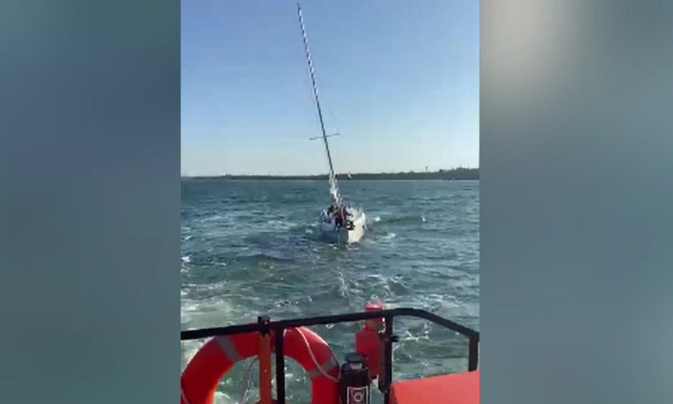 Un velier în derivă a fost recuperat din zona Vama Veche. Trei persoane se aflau la bord
