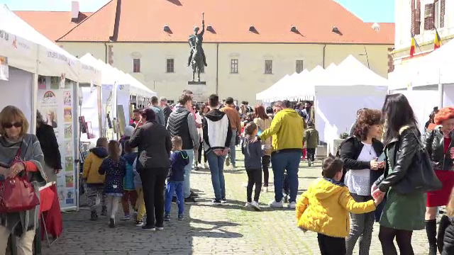 Amatorii de lectură sunt așteptați târgul de carte de la Alba Iulia. Vânzătorii se plâng că românii citesc puțin