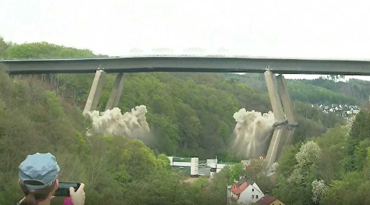 Momentul în care un pod istoric din Germania este detonat. Au fost folosite 150 de kilograme de explozibili