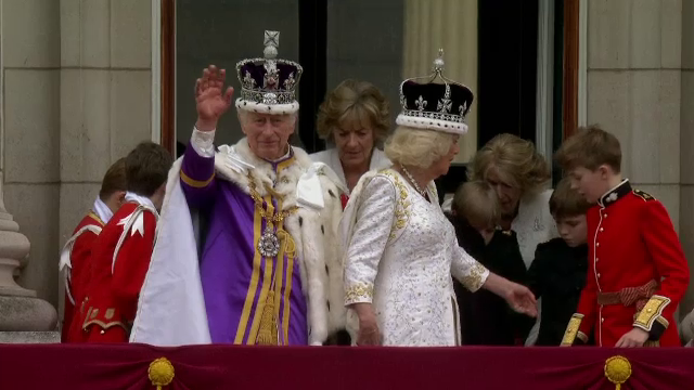 Cele mai savuroase bârfe de la încoronarea lui Charles. Cum și-a înghesuit Camilla tot neamul pe balcon și exilul lui Harry