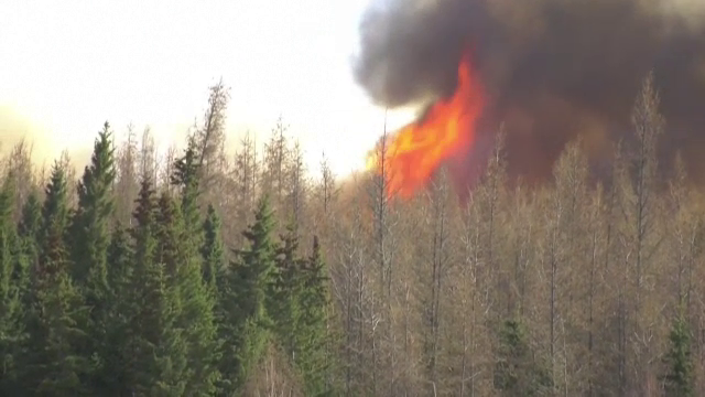 Incendii uriașe de vegetație în Canada. Zeci de mii de oameni au fost evacuați de urgență