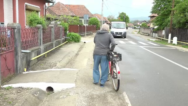 Un hoț din Alba a intrat în casa unei femei și a furat 200 de euro dintr-o carte de rugăciuni, dar și câteva bijuterii