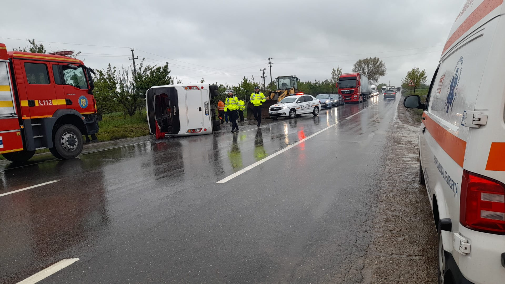 Un autocar cu 32 de persoane s-a răsturnat pe „drumul morții” E85. Peste 20 de oameni au fost răniți | VIDEO, GALERIE FOTO