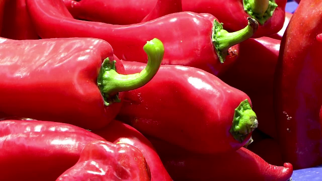 Legume stropite cu cantități mari de substanțe chimice, vândute în magazine. Poliția a deschis o anchetă