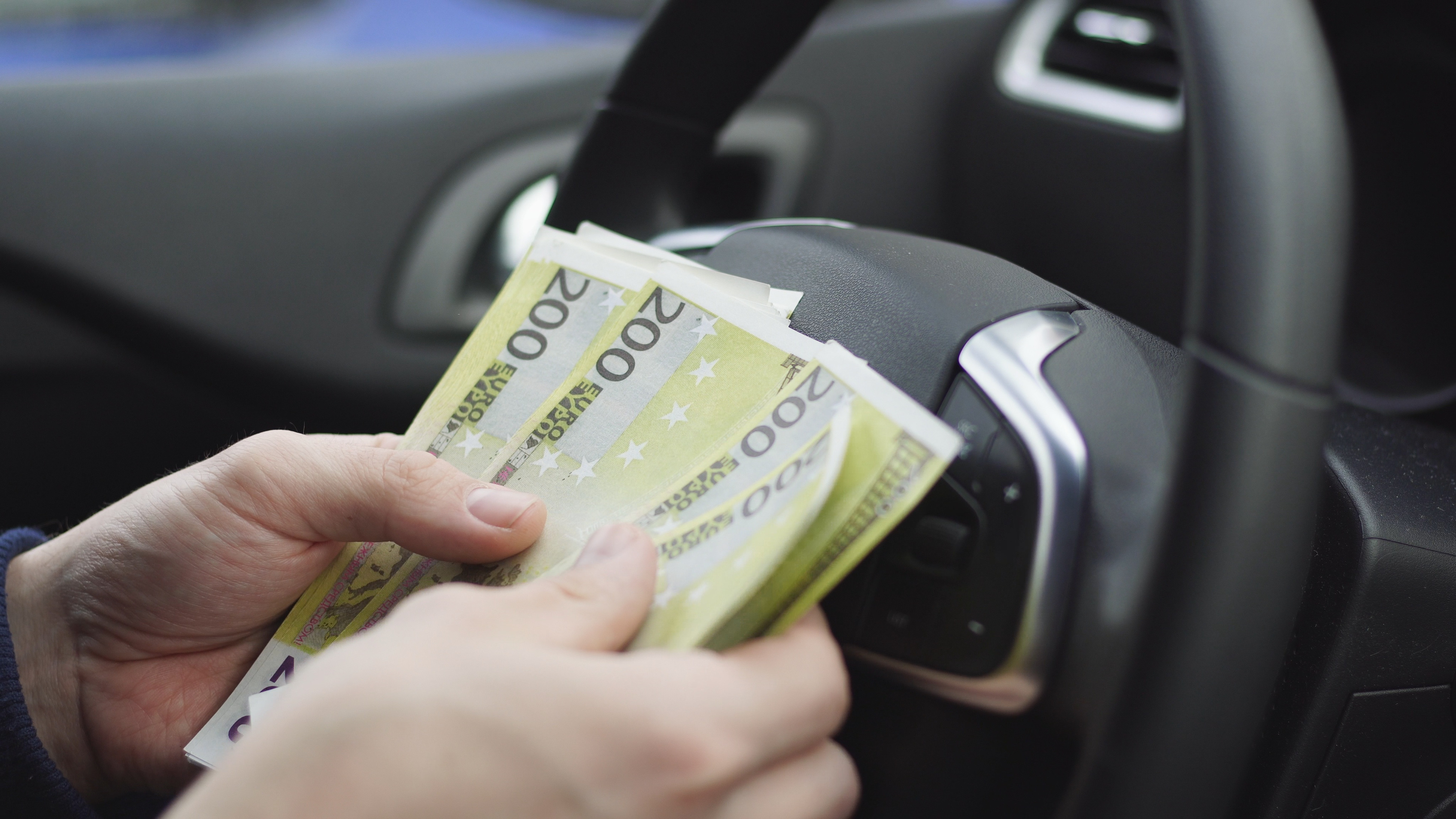 Un șofer urmărit de poliție a aruncat zeci de mii de euro pe geamul mașinii ca să scape. Apoi, s-a predat singur