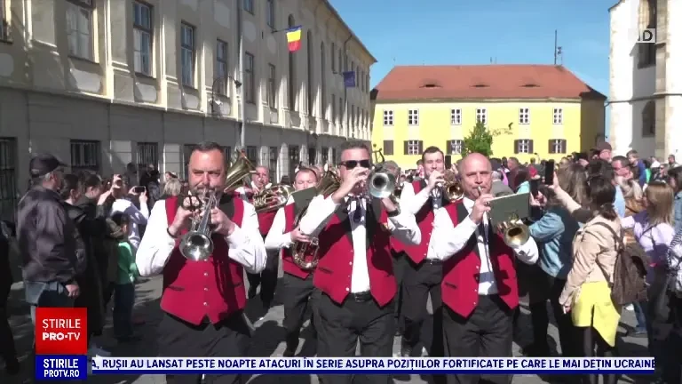 Sărbătoarea primăverii, cu obiceiurile sașilor, la Sibiu. Reacția spectatorilor