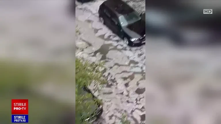 Ploi torențiale, grindină și inundații pe străzile din Maramureș și Cluj. S-au emis și mesaje RO-ALERT