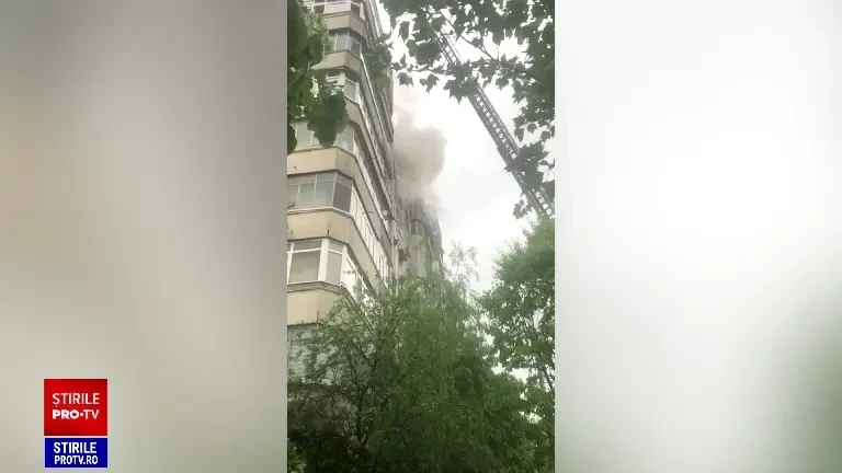 Incendiu pe bulevardul 1 Decembrie din Capitală: Locatarii au fost evacuați. O persoană a fost dusă la spital