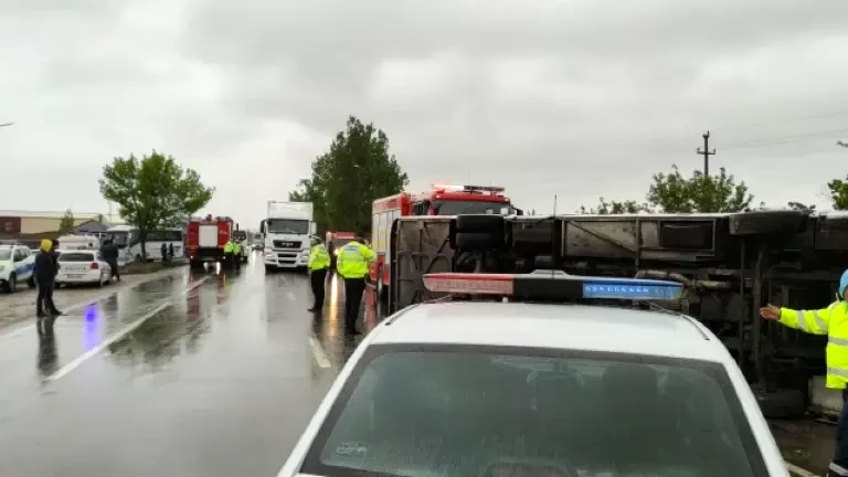 Un autocar cu 32 de persoane s-a răsturnat pe „drumul morții” E85. A fost activat Planul Roșu