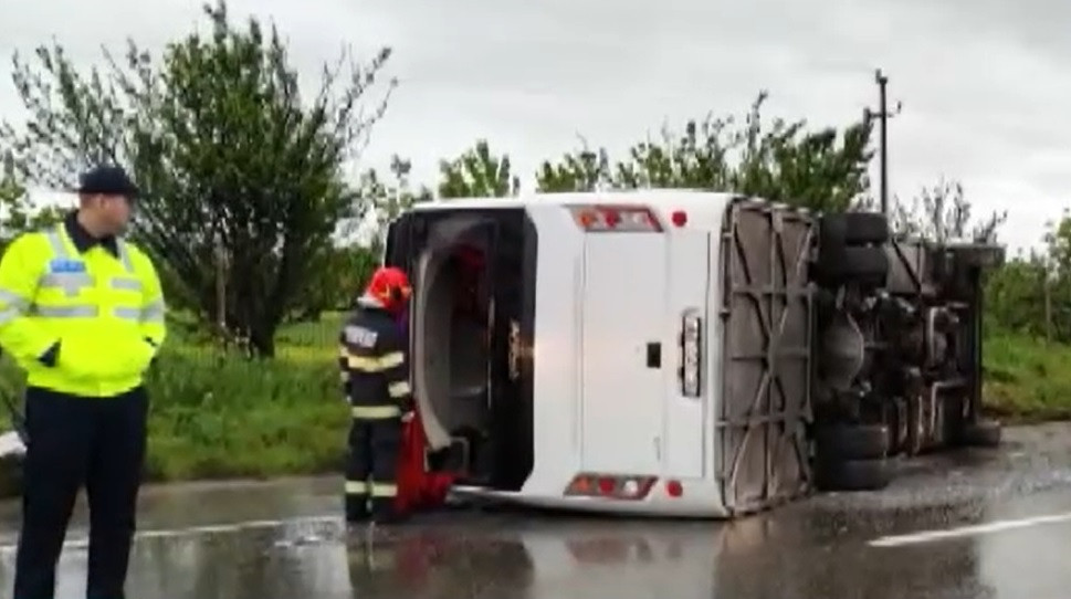 „S-au trezit afară, în geamuri, unul peste altul”. Mărturiile rudelor pasagerilor din autocarul răsturnat pe „Drumul morții”