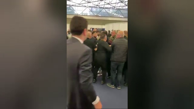 Mai mulți cetățeni turci s-au luat la bătaie într-o secție de vot din Amsterdam. Care a fost motivul