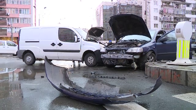 Accident în sectorul 2 al Capitalei. O mașină în care se afla o femeie, lovită într-o intersecție