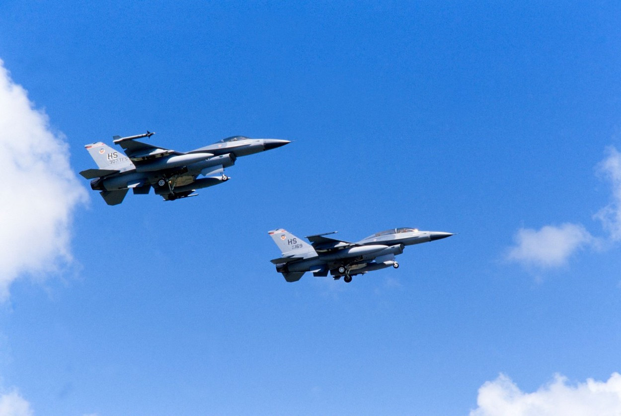 Urmărire între avioane de luptă americane și o flotă de OZN-uri, surprinsă de camerele radar. Sute de oameni au văzut totul