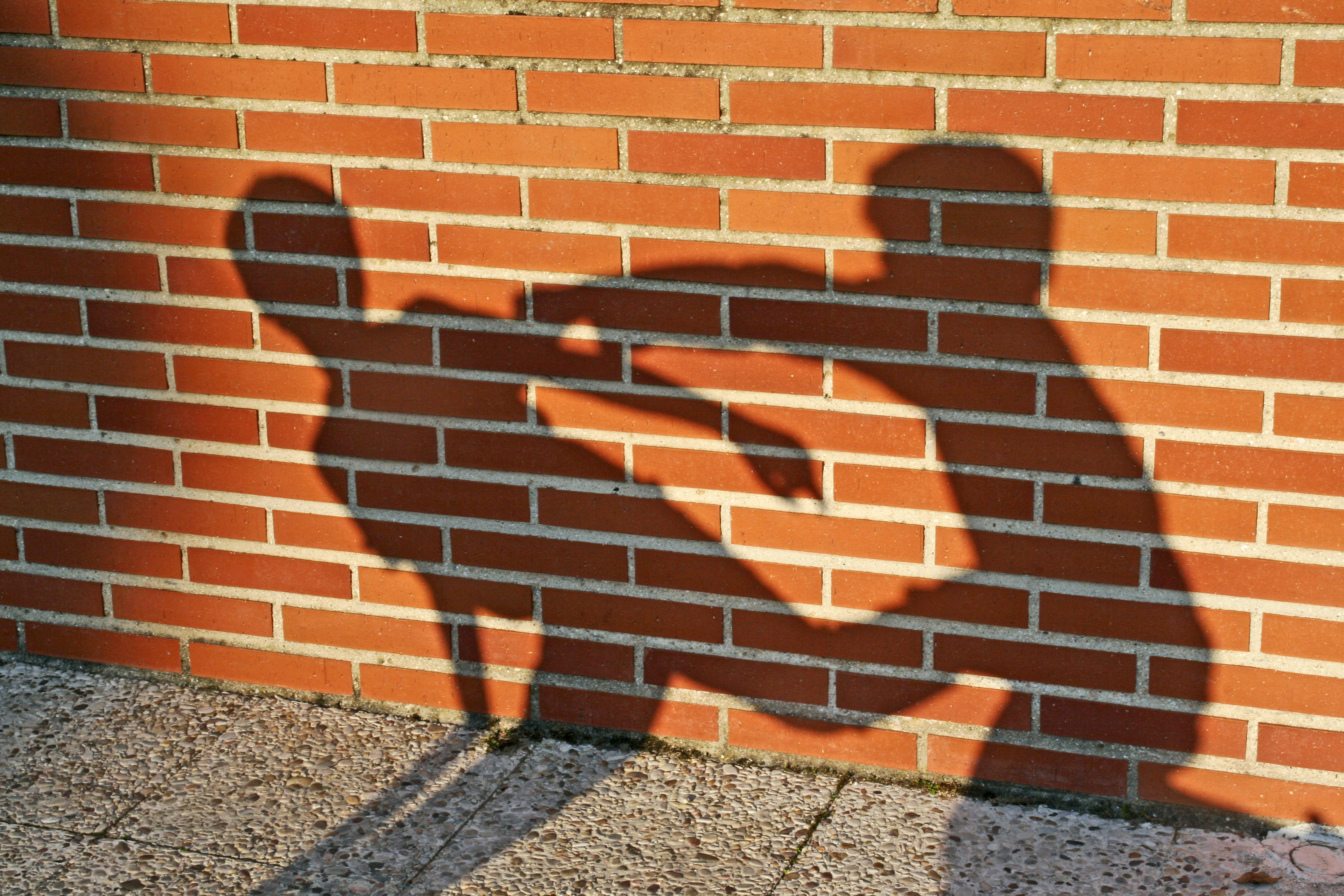 O nouă provocare face ravagii în rândul tinerilor. O fată de 12 ani, filmată în timp ce este bătută de un grup de adolescenți