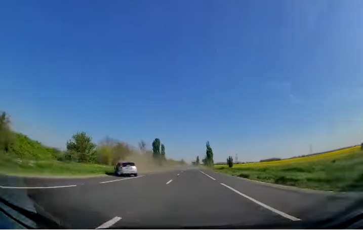 Momentul impactului dintre două mașini, pe un drum din Vrancea, surprins de un șofer. Imaginile sunt șocante VIDEO