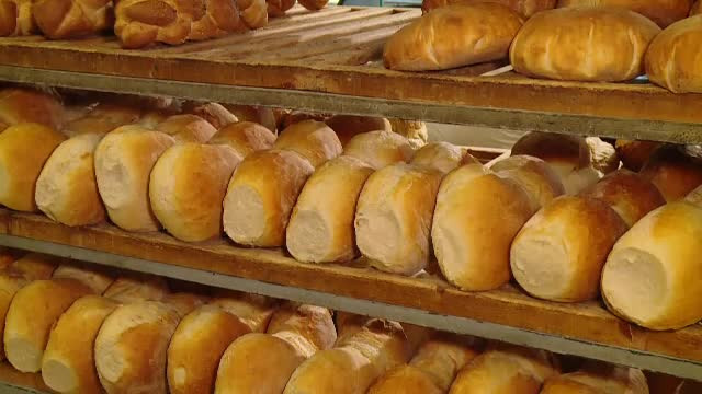 Pâinea și pastele s-au ieftinit, puțin, la raft și se așteaptă noi scăderi. „România mănâncă cea mai ieftină pâine din UE”