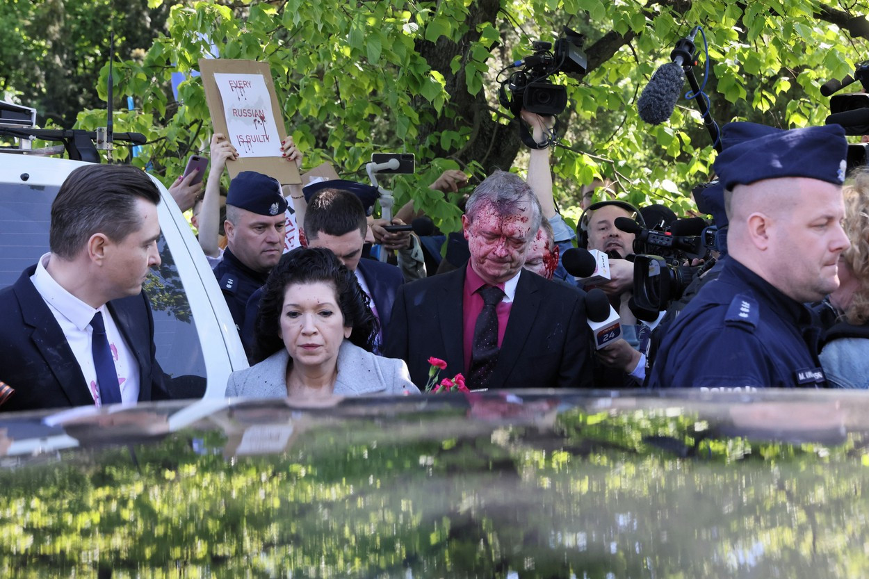 Momentul în care ambasadorul Rusiei în Polonia este stropit în față cu vopsea roșie la o ceremonie în Varșovia. VIDEO