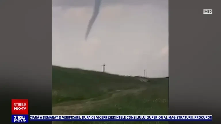 „Dați drumul la clopote! Biserica se cutremură”. Vremea rea face ravagii. Fuioare stranii, nori de tornadă, grindină și ploi