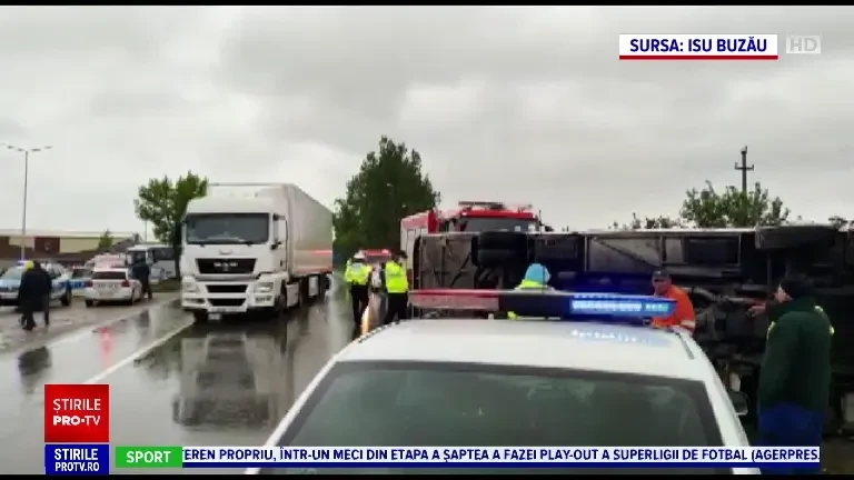 „S-au trezit afară, în geamuri, unul peste altul”. Un autocar cu 30 de oameni s-a răsturnat pe „Drumul morții”, în Buzău