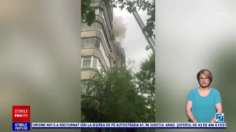 Un bloc întreg din București a fost evacuat, după ce un apartament a luat foc de la un telefon pus la încărcat