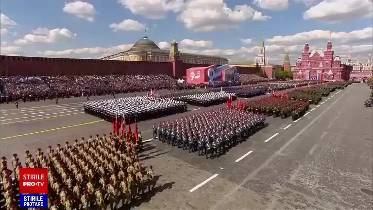 Paradă militară în Rusia, de Ziua Victoriei, sub amenințarea atacurilor cu drone. Cine a stat alături de Putin