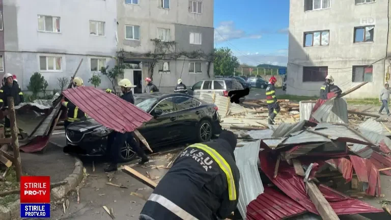 „Dați drumul la clopote! Biserica se cutremură”. Vremea rea face ravagii. Fuioare stranii, nori de tornadă, grindină și ploi