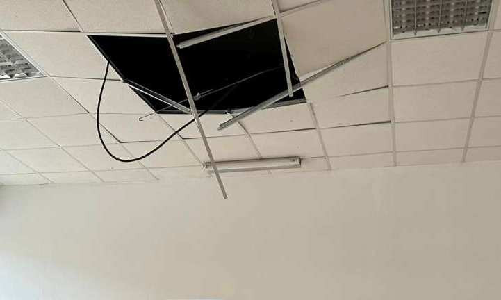 O parte din tavanul fals s-a prăbușit într-o școală din Piatra-Neamț. Clădirea are peste 160 de ani