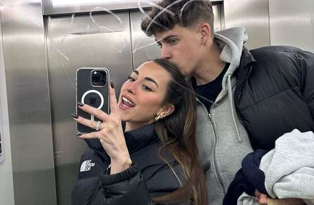 Influencerița care și-a mâncat propriul genunchi, în spaghete bolognese. I-a dat și iubitului să guste