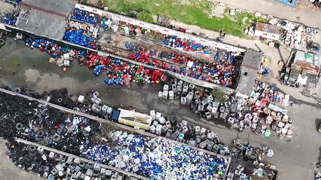 Firmele care fac bani frumoși din deșeuri periculoase, pe sănătatea oamenilor și animalelor