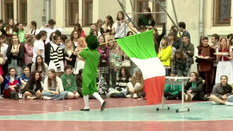 Elevii de la Colegiul Lazăr au sărbătorit Ziua Europei prin momente artistice dedicate fiecărui stat UE. ”Am fost perfecți!”