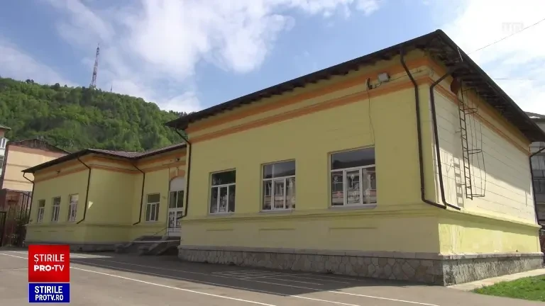 O parte din tavanul fals s-a prăbușit într-o școală din Piatra-Neamț. Clădirea are peste 160 de ani