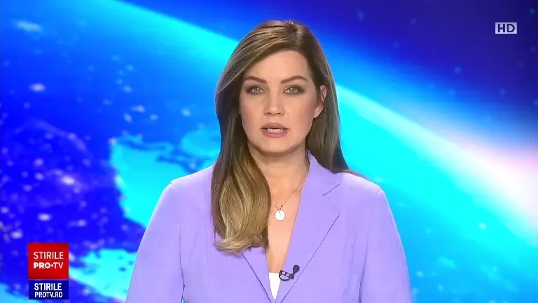 Un cerb, salvat de o echipă de intervenție în Brașov. Era blocat între un gard și o bucată de beton