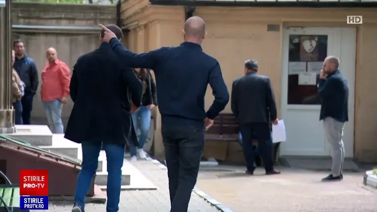 Explicația colaboratoarei AUR care a fost prinsă cu gloanțe la intrarea în Parlament. Tânăra a fost dusă la poliție