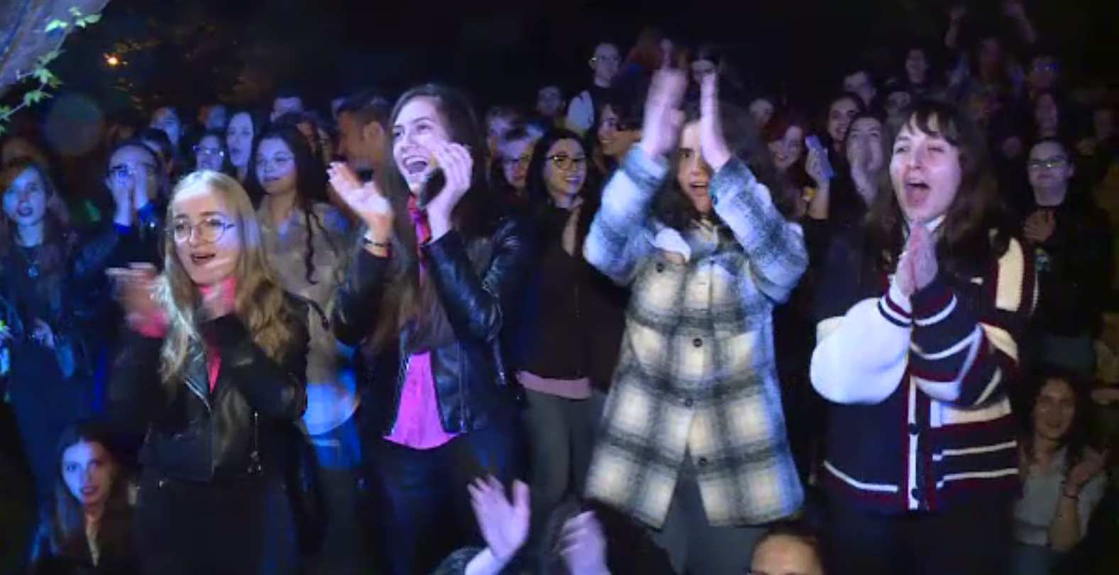 Gașca de Chitară din Grozăvești a oferit o reprezentație în campus. Evenimentul a strâns sute de tineri