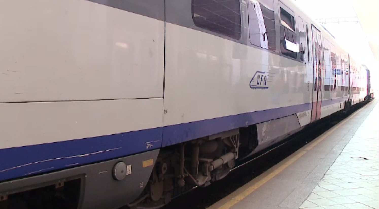 A ieșit fum din podeaua vagonului unui tren. Mecanicul a stins focul cu extinctorul, în Cluj