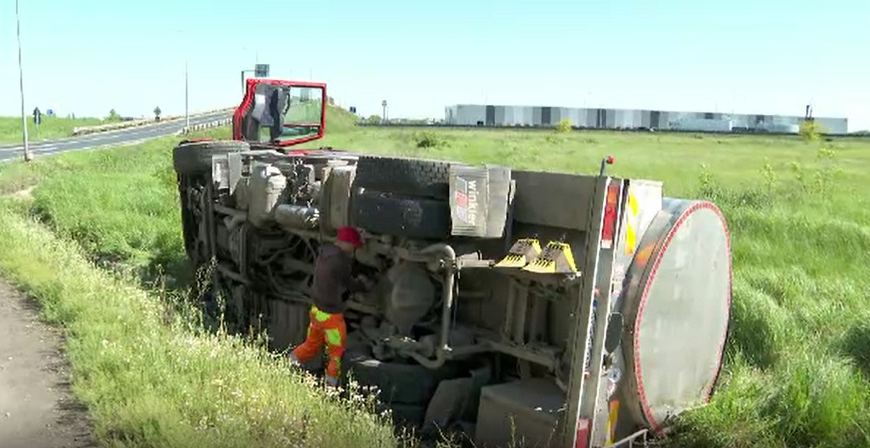 O cisternă încărcată cu lapte s-a răsturnat în Arad, după ce șoferul a pierdut controlul volanului într-un sens giratoriu
