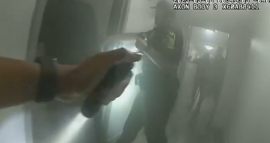 Bloc de locuințe cuprins de flăcări în SUA. Câțiva locatari au sărit pe geam