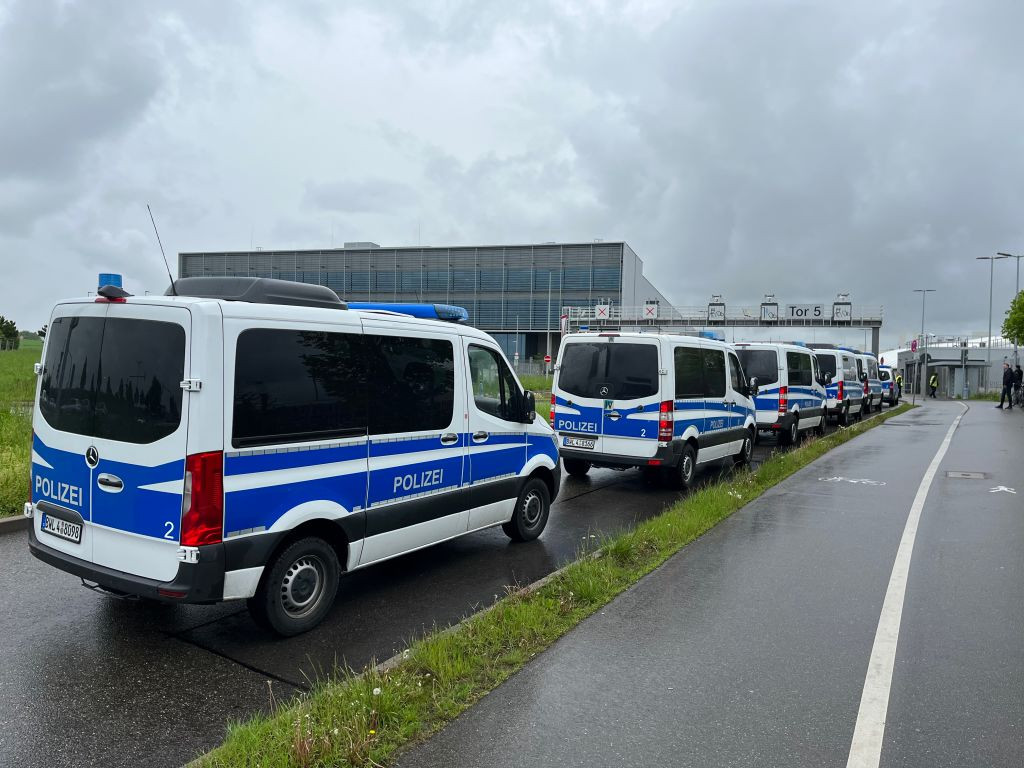 Atac armat la uzina Mercedes din Sindelfingen. Două persoane au fost ucise