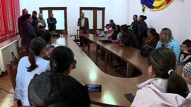 Protest într-o comună din Iași. Zeci de părinți ai unor copii cu dizabilități cer să fie angajați ca asistenți personali