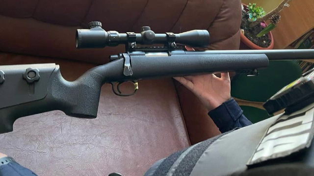 Elevi prinși cu arme în două școli din România. Un copil de șapte ani a adus cu el o pușcă cu lunetă